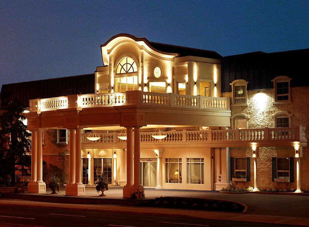 Chateau Louis & Conference Centre Hotel 3*