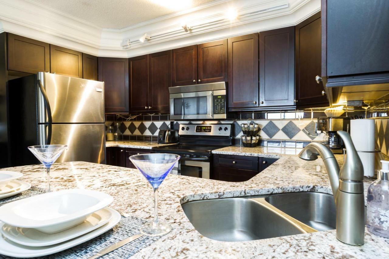 Modern Condo, 1 Bed 1 Bath, Downtown Edmonton, City Skyline View - Free Heated Underground Parking! Edmonton