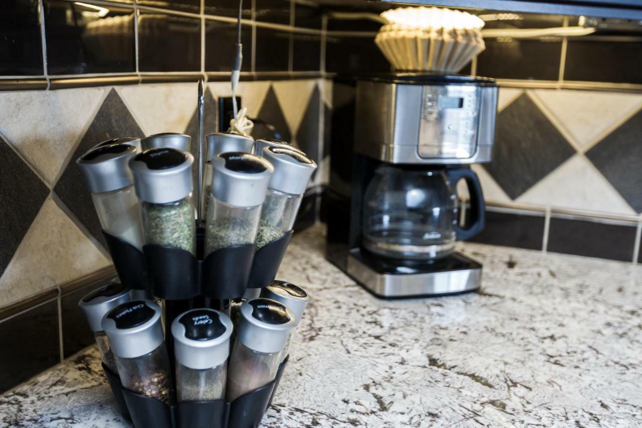 Modern Condo, 1 Bed 1 Bath, Downtown Edmonton, City Skyline View - Free Heated Underground Parking! Apartment Edmonton