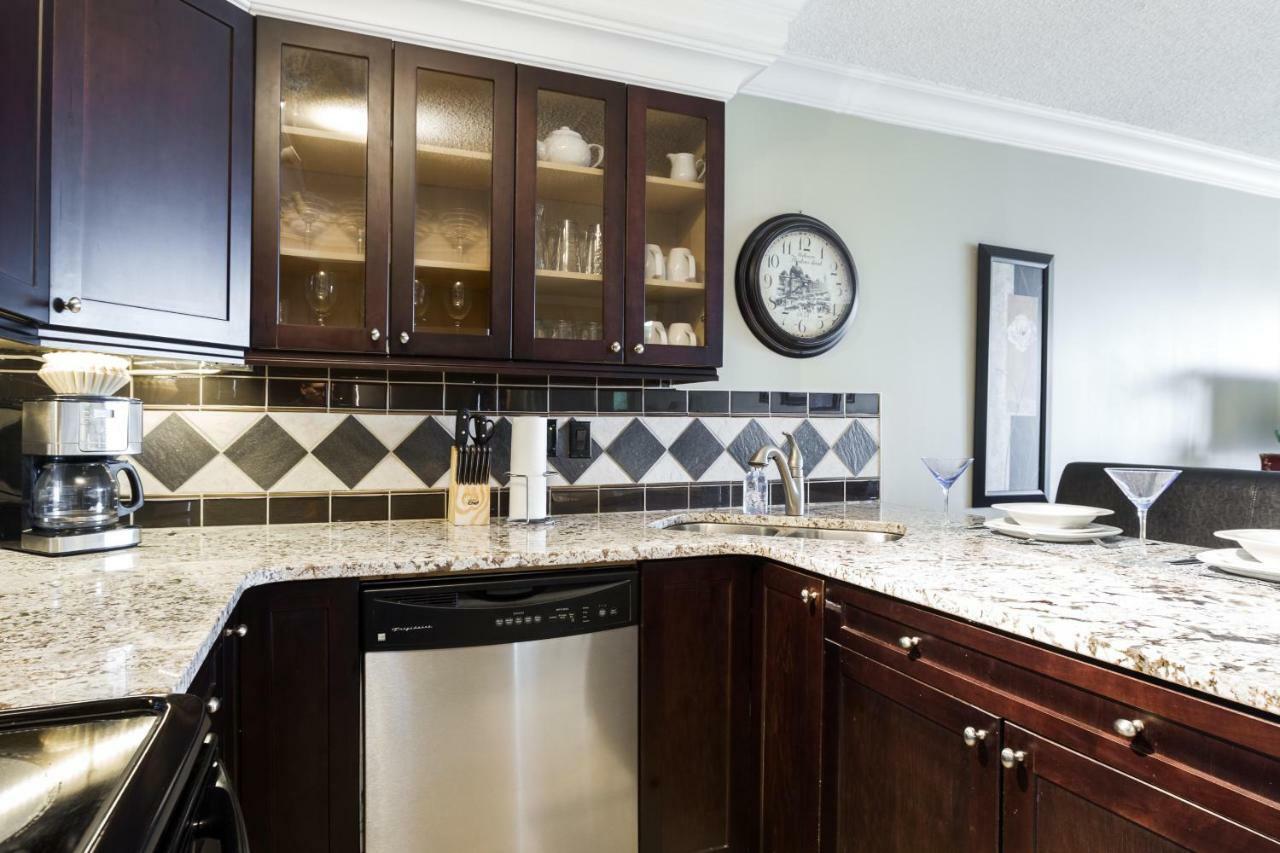 Apartment Modern Condo, 1 Bed 1 Bath, Downtown Edmonton, City Skyline View - Free Heated Underground Parking!