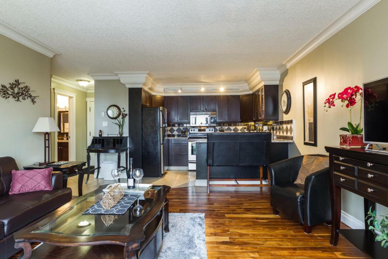 Modern Condo, 1 Bed 1 Bath, Downtown Edmonton, City Skyline View - Free Heated Underground Parking! Apartment Edmonton