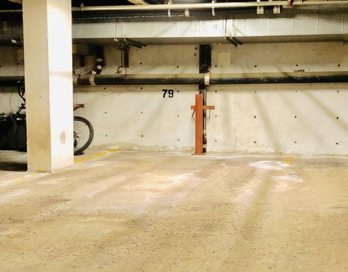 Modern Condo, 1 Bed 1 Bath, Downtown Edmonton, City Skyline View - Free Heated Underground Parking! Apartment *