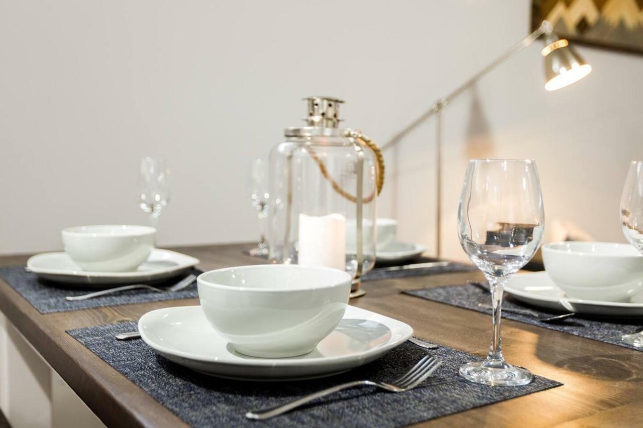 Modern Executive I Complimentary Netflix & Parking! Apartment