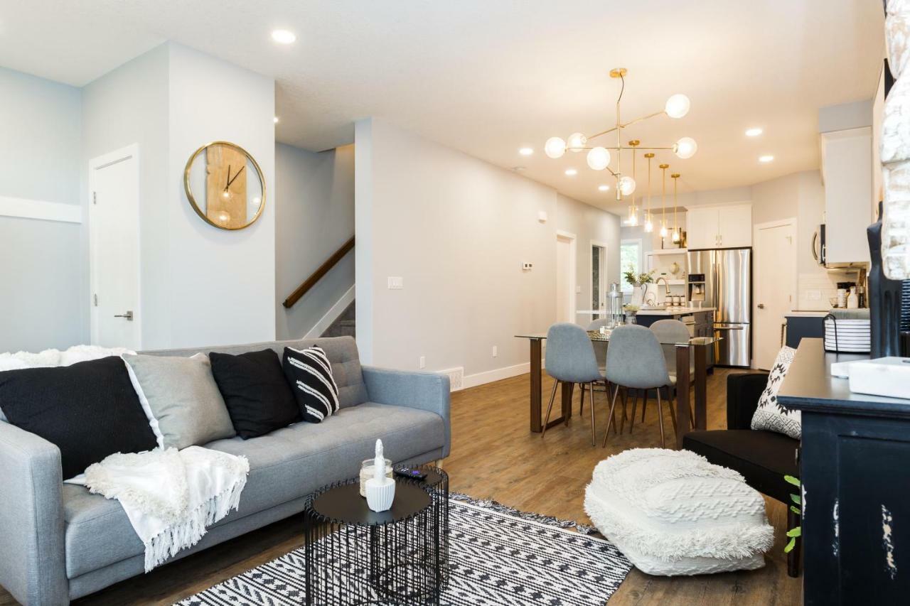 Contemporary Haven: Extended With Modern Comforts * Edmonton