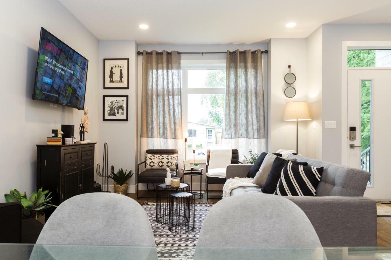 Contemporary Haven: Extended With Modern Comforts Holiday home *