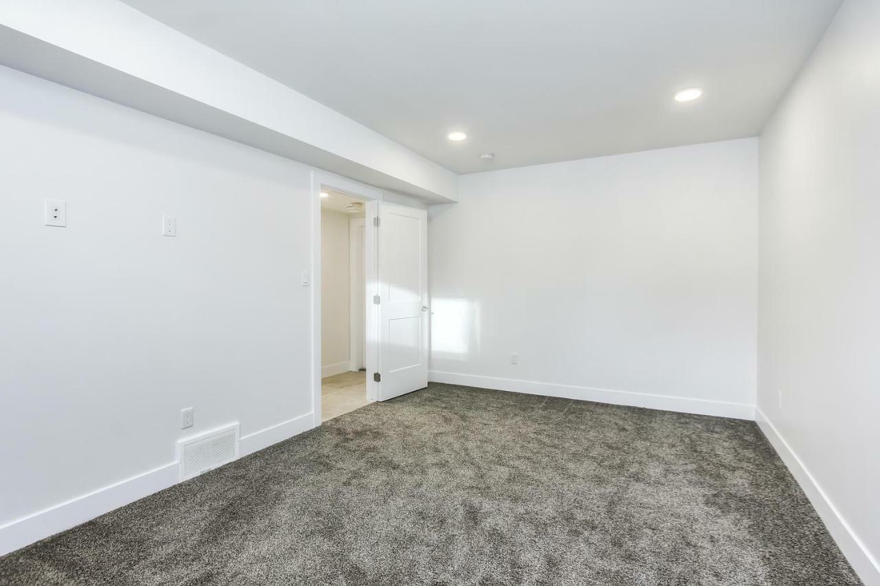 New Luxury Townhome Holiday home Edmonton