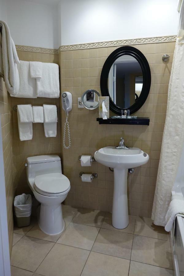 Chateau Louis & Conference Centre Hotel 3*
