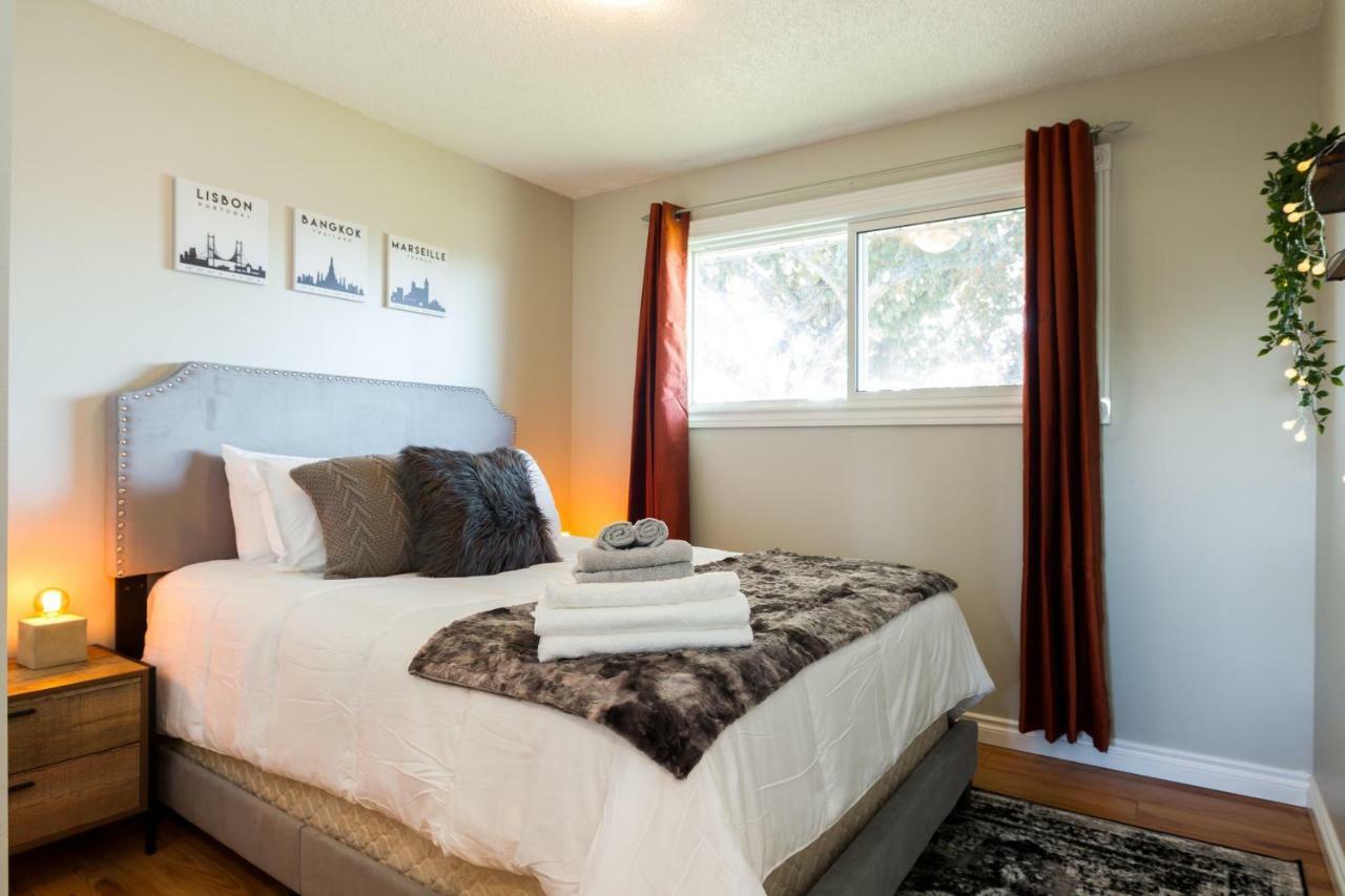 Spacious 6bed 2bath Near Wem, W Free Parking & Wifi! Holiday home Edmonton