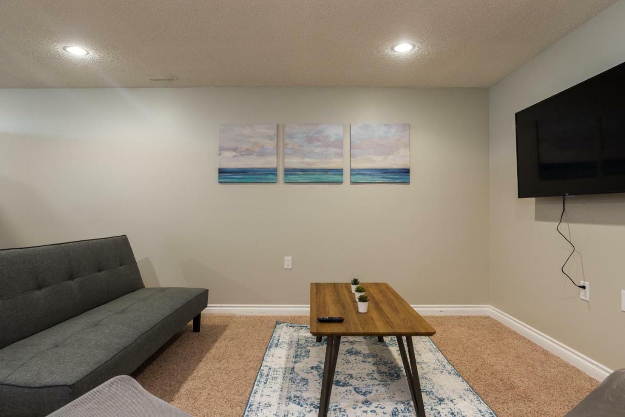 Spacious 6bed 2bath Near Wem, W Free Parking & Wifi! Holiday home Edmonton