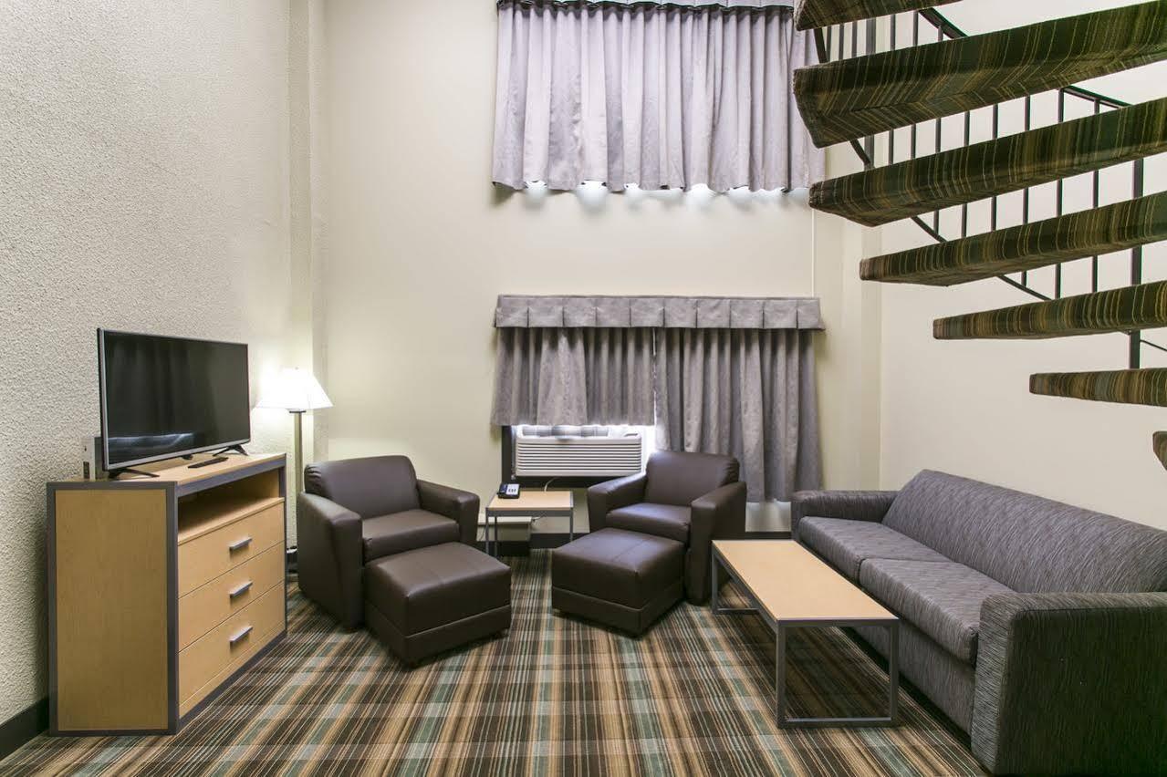Ramada By Wyndham Yellowhead Nw Hotel Edmonton