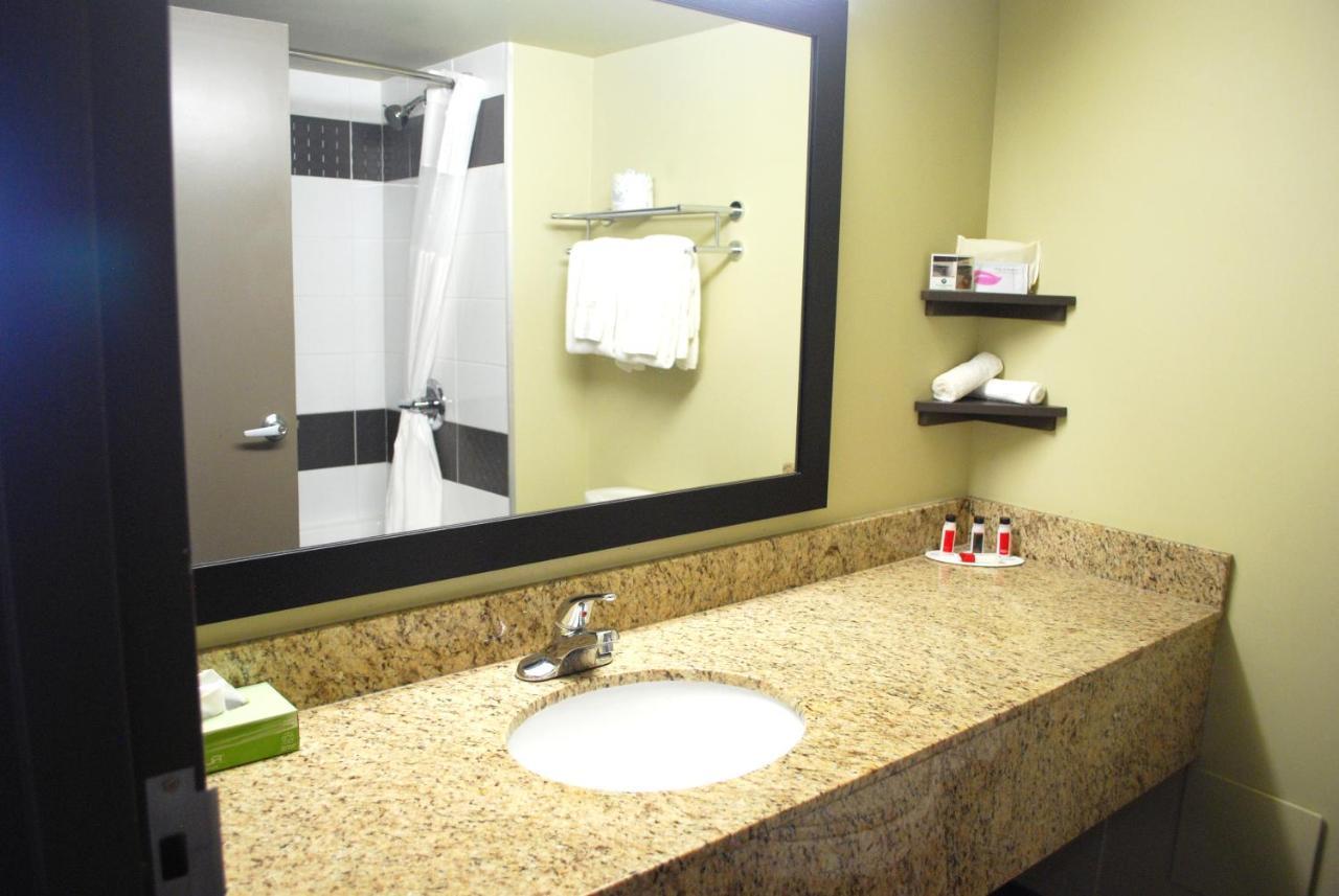 Ramada By Wyndham Yellowhead Nw Hotel Edmonton