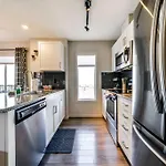 Bright Luxe Condo, Ac, Top Floor, King Bed, Balcony!
