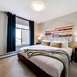 Bright Luxe Condo, Ac, Top Floor, King Bed, Balcony!