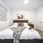 *New* Modern Suite King Bed! Netflix! Sleeps 4!