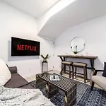 *New* Modern Suite King Bed! Netflix! Sleeps 4!