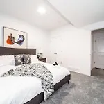 *New* Modern Suite King Bed! Netflix! Sleeps 4!