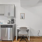 Blissful Suite, Cozy, Wifi, Desk, Close To Wem