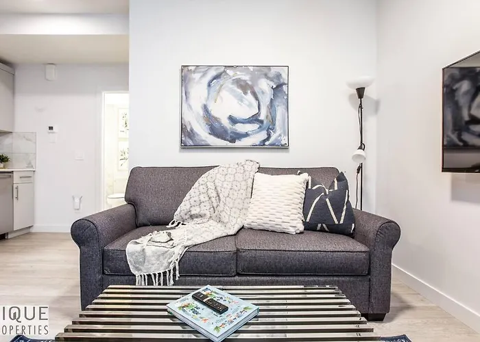 *New* Modern Suite King Bed! Netflix! Sleeps 4!