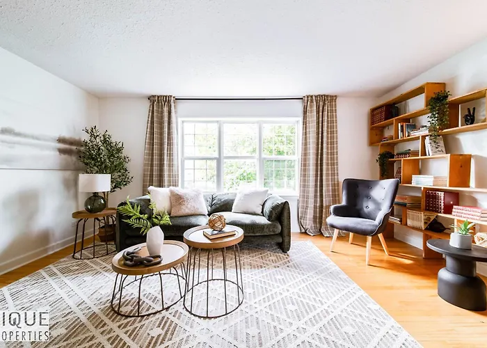 5 Bedroom Nordic Home, Pet Friendly, Garage, Wifi, Foosball!