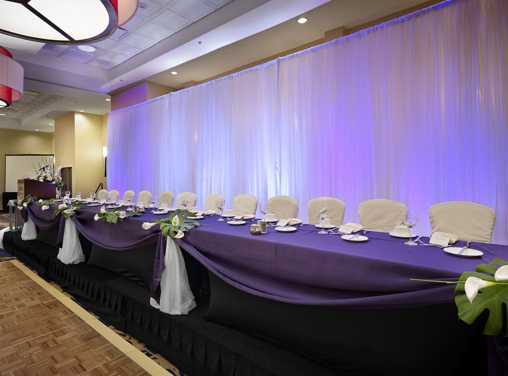 Courtyard By Marriott West Hotel