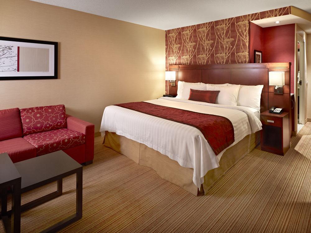 Courtyard By Marriott West Hotel