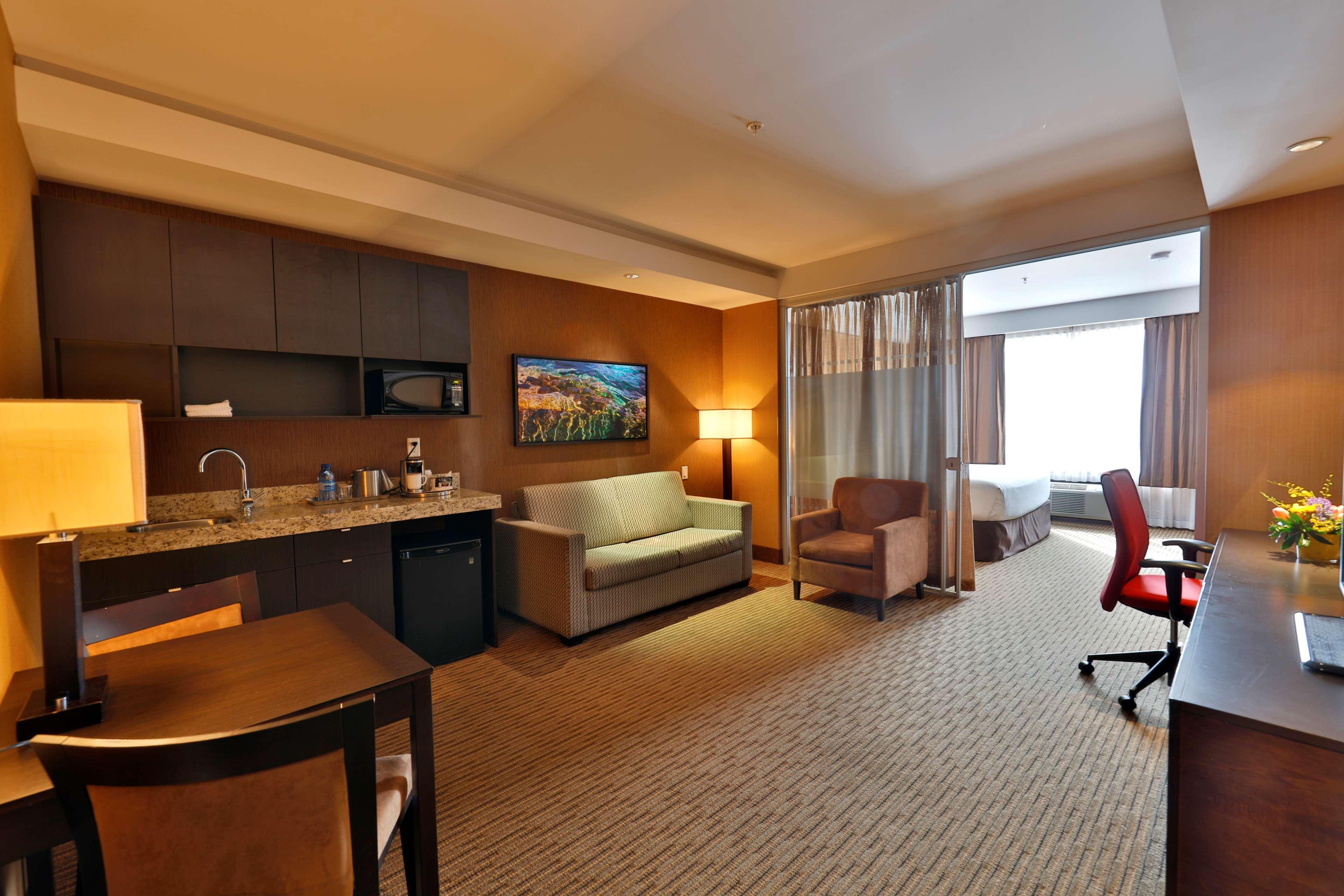 Hotel & Convention Center