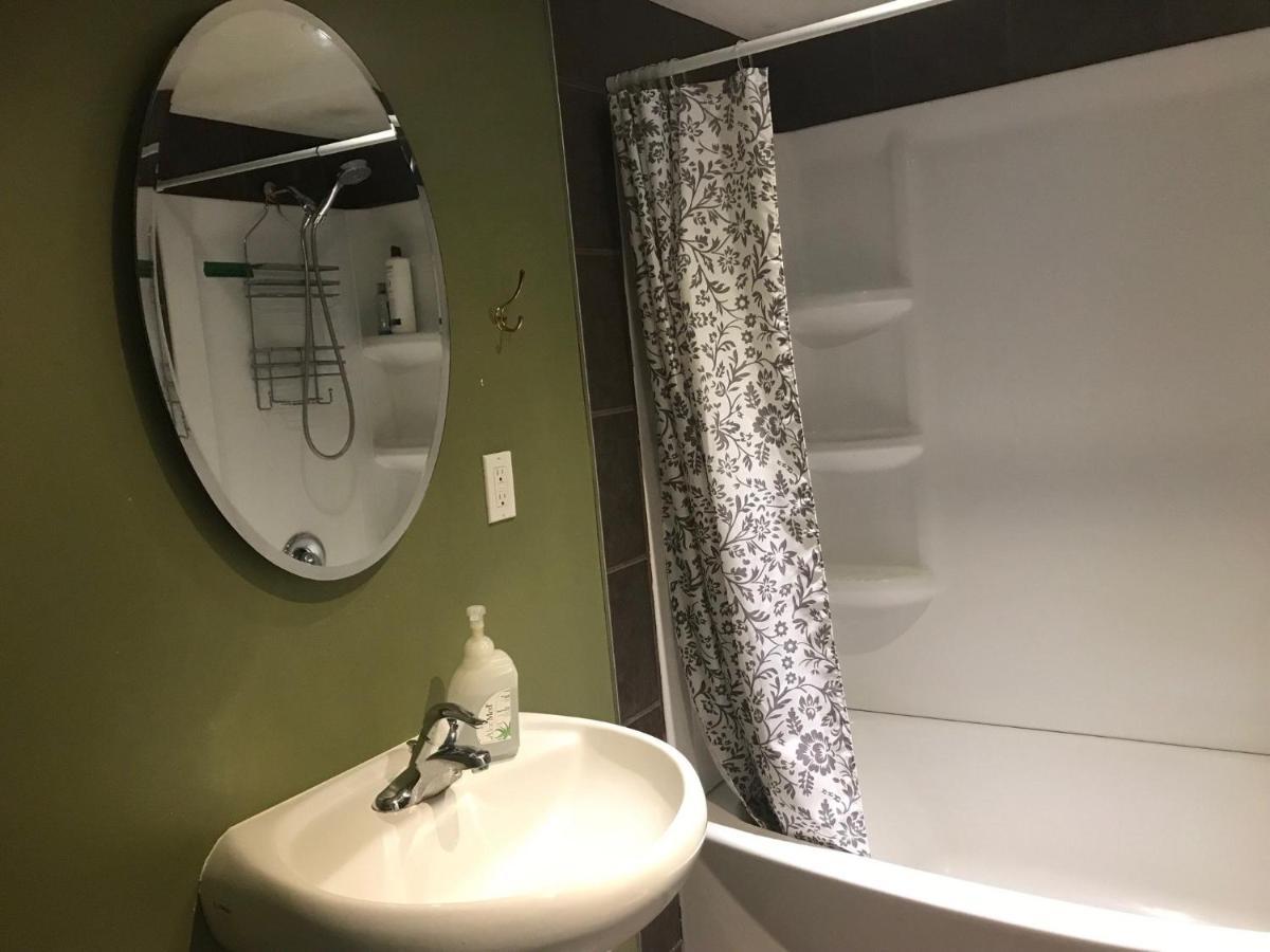 Guest house Monthly Private Male Close To Nait Kingsway Mall Downtown *