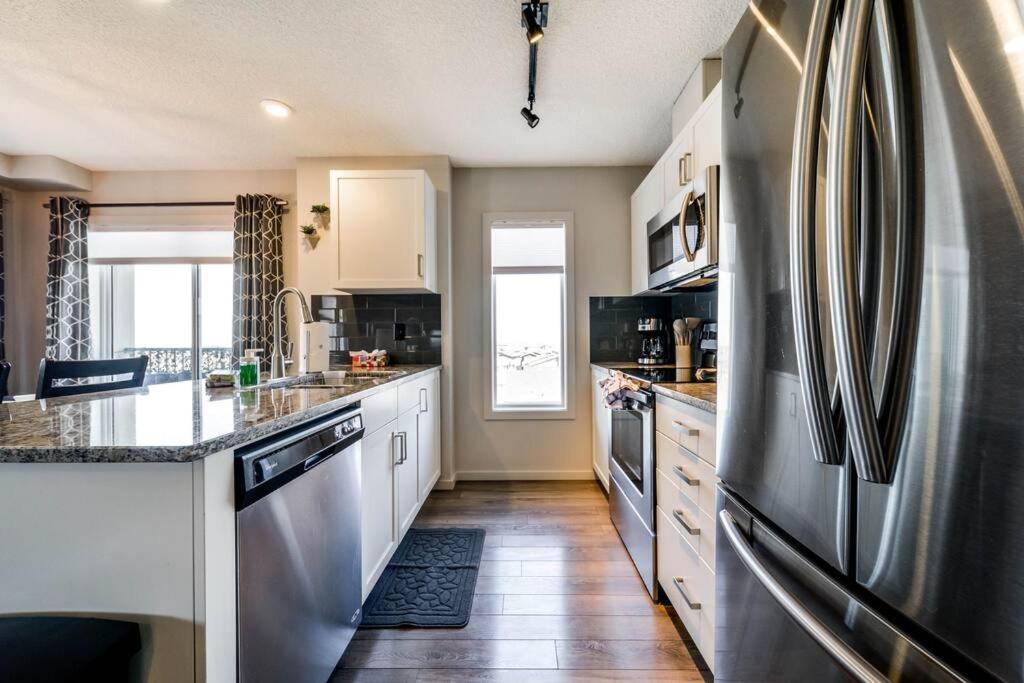 Bright Luxe Condo, Ac, Floor, King Bed, Balcony! Apartment