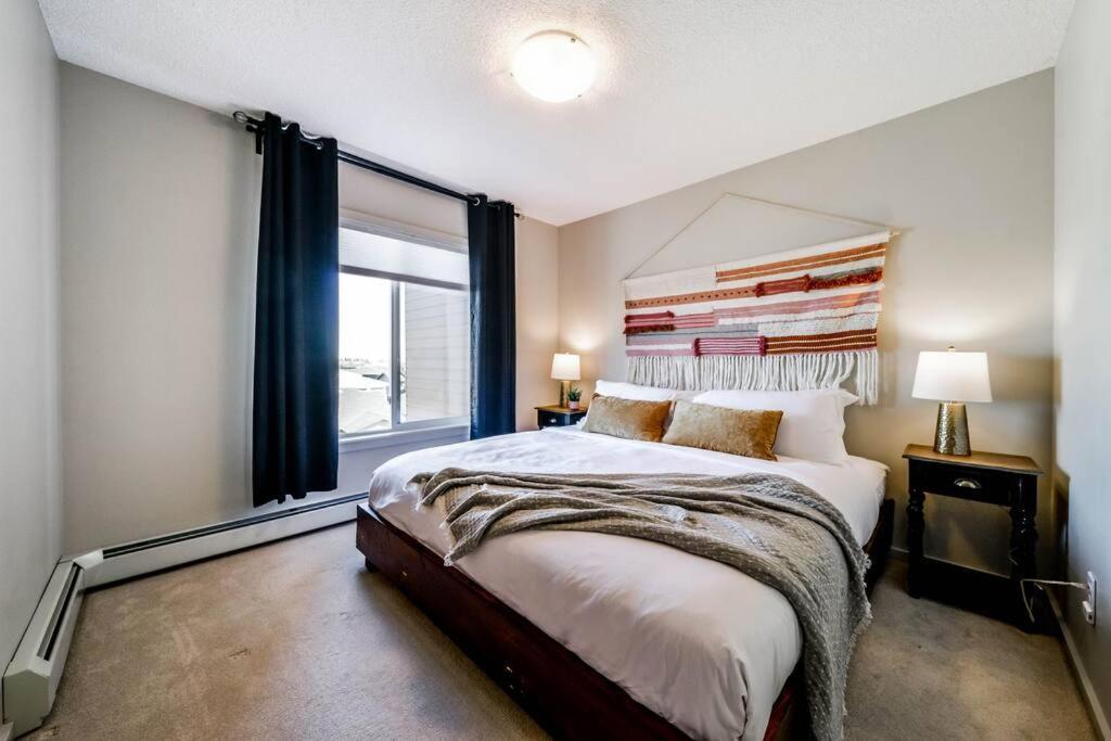 Apartment Bright Luxe Condo, Ac, Floor, King Bed, Balcony! *