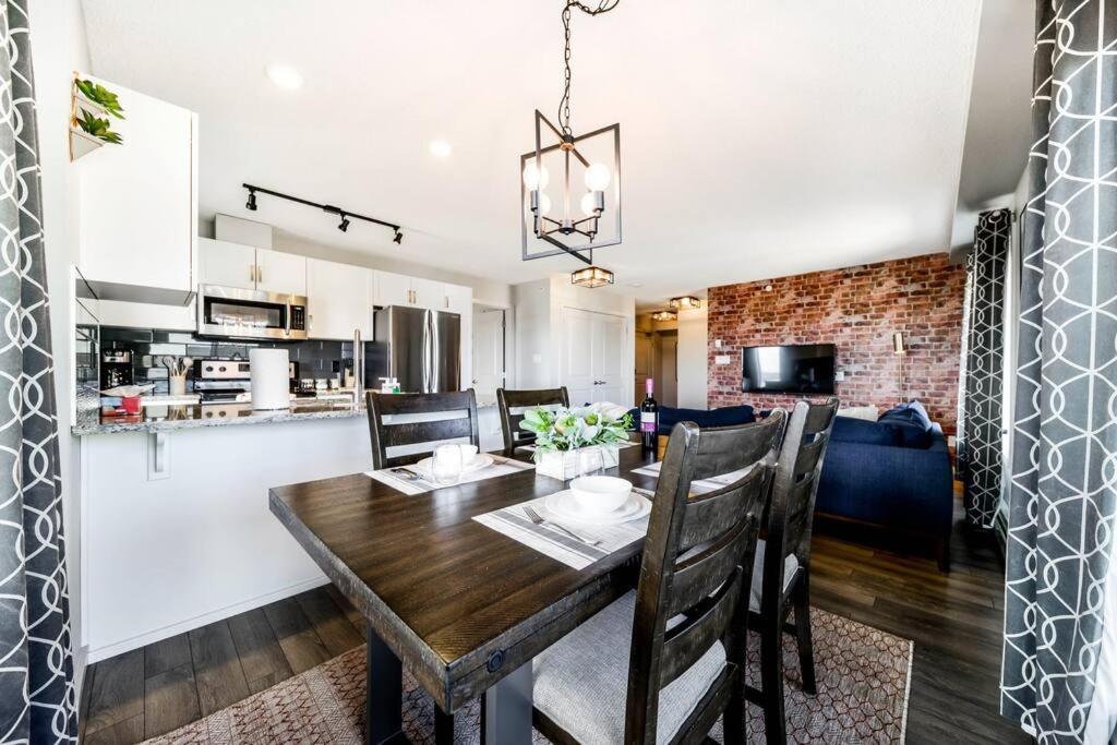 Bright Luxe Condo, Ac, Floor, King Bed, Balcony! * Edmonton