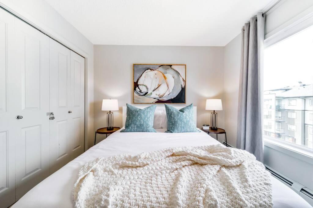 Bright Luxe Condo, Ac, Floor, King Bed, Balcony! *