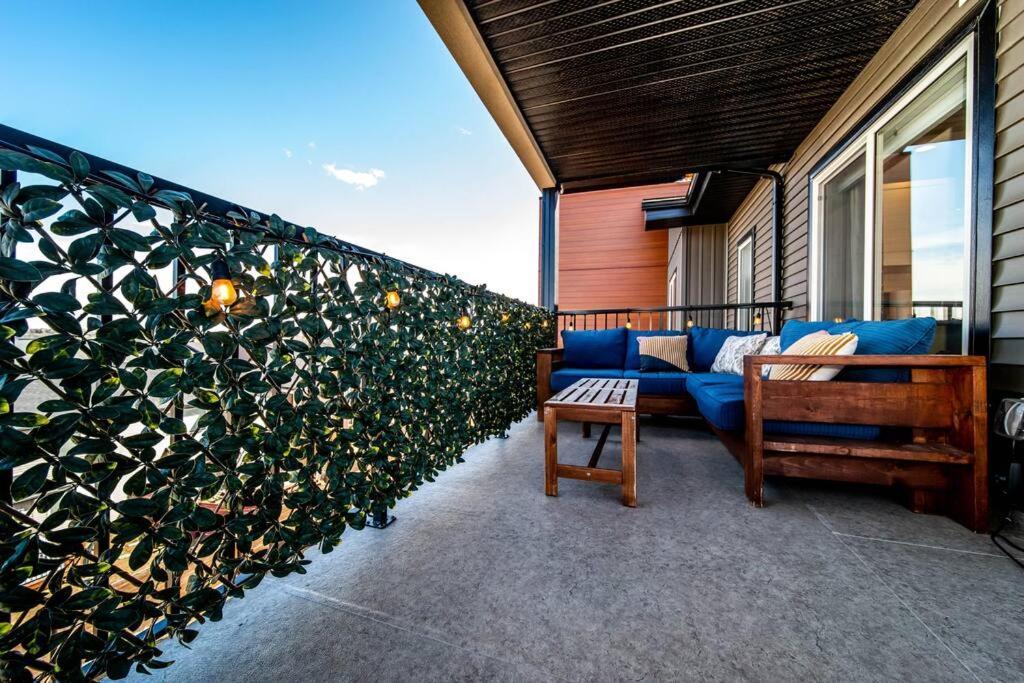 Bright Luxe Condo, Ac, Floor, King Bed, Balcony!