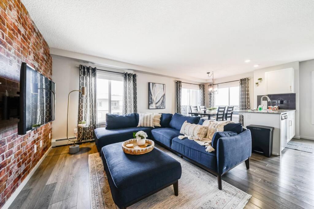 Bright Luxe Condo, Ac, Floor, King Bed, Balcony! Apartment Edmonton