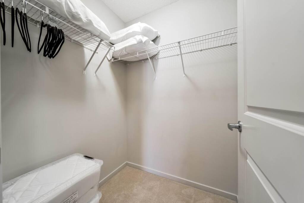 Bright Luxe Condo, Ac, Floor, King Bed, Balcony! Apartment