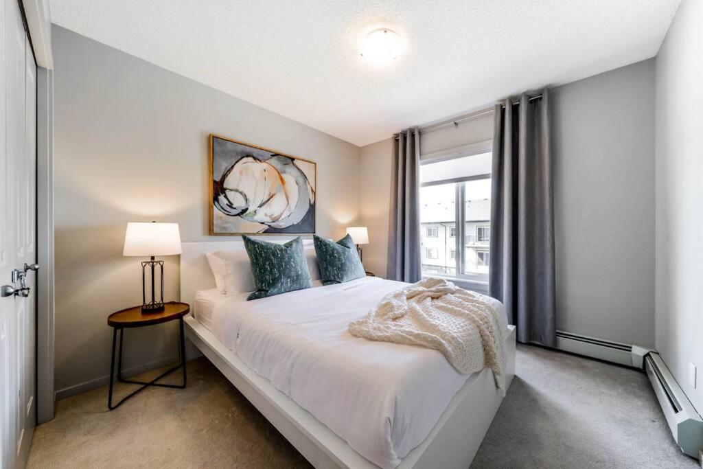 Bright Luxe Condo, Ac, Floor, King Bed, Balcony! Edmonton