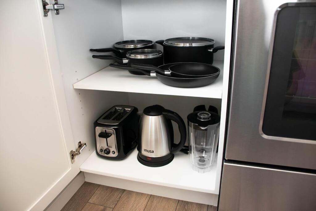 Bright Luxe Condo, Ac, Floor, King Bed, Balcony! Apartment *