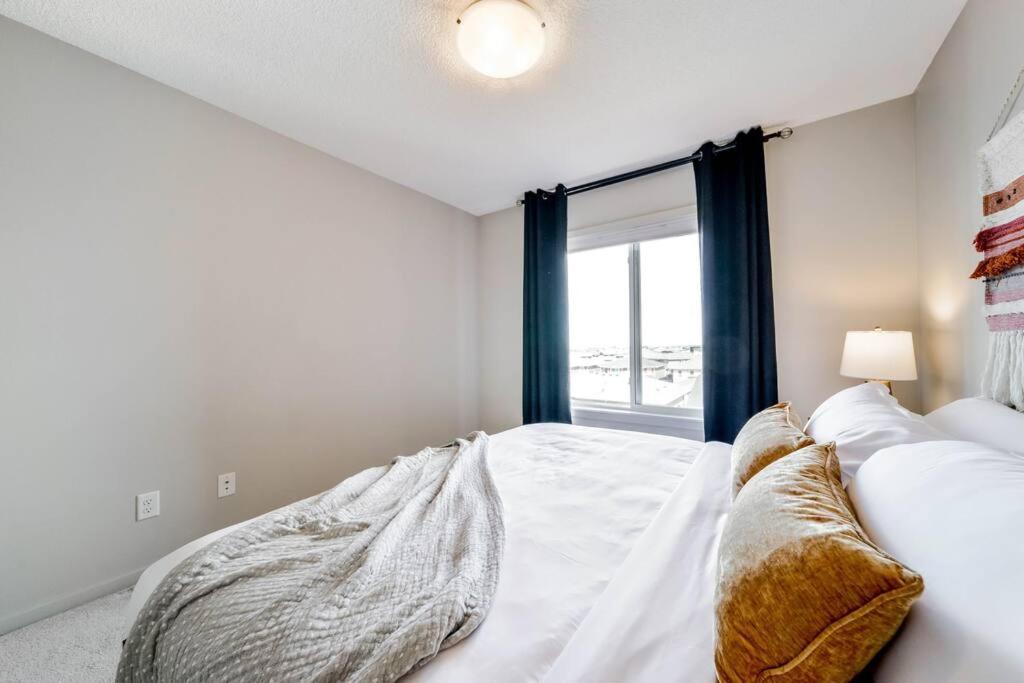 Apartment Bright Luxe Condo, Ac, Floor, King Bed, Balcony!
