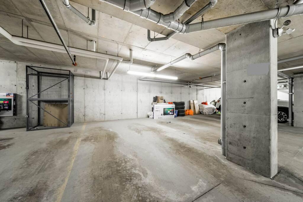 Apartment Bright Luxe Condo, Ac, Floor, King Bed, Balcony! *