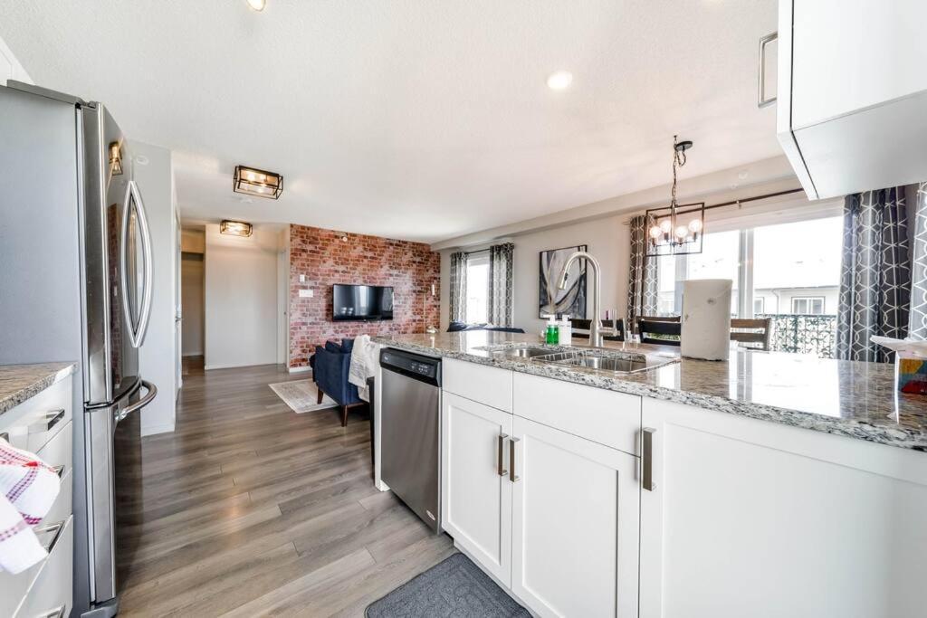 Bright Luxe Condo, Ac, Floor, King Bed, Balcony! Edmonton