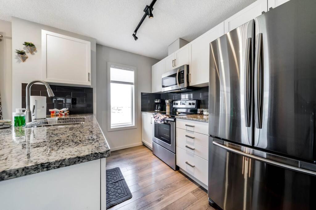 Apartment Bright Luxe Condo, Ac, Floor, King Bed, Balcony! *