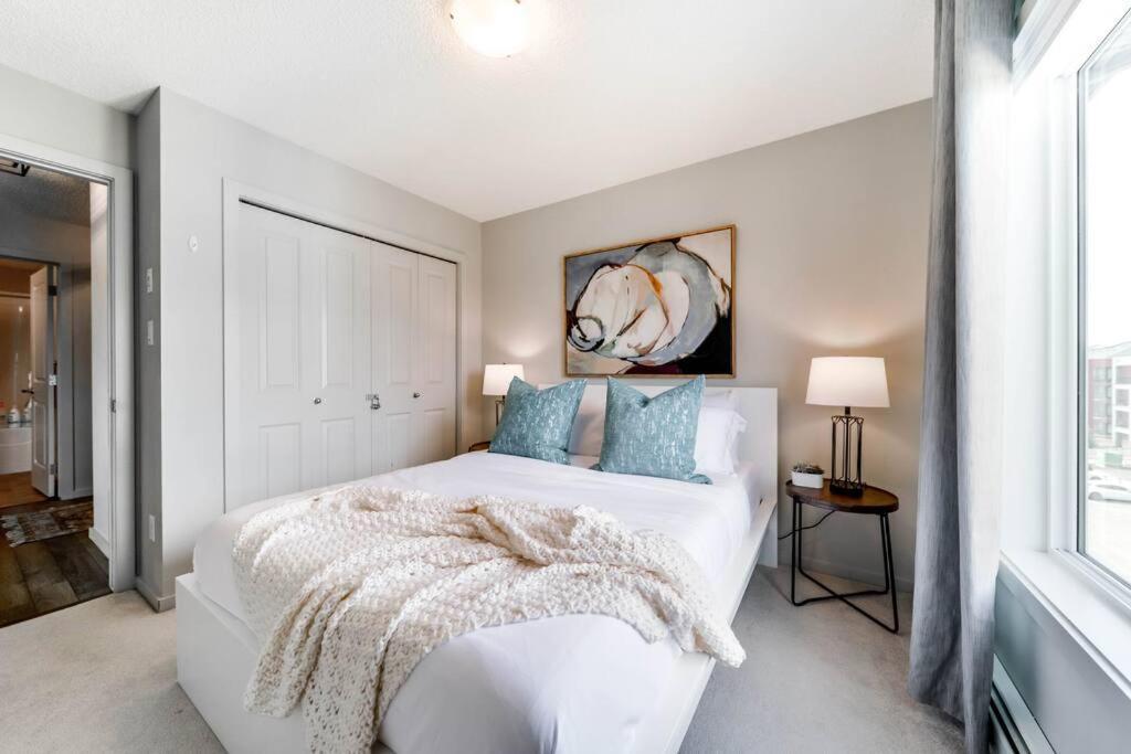 Bright Luxe Condo, Ac, Floor, King Bed, Balcony! Apartment Edmonton