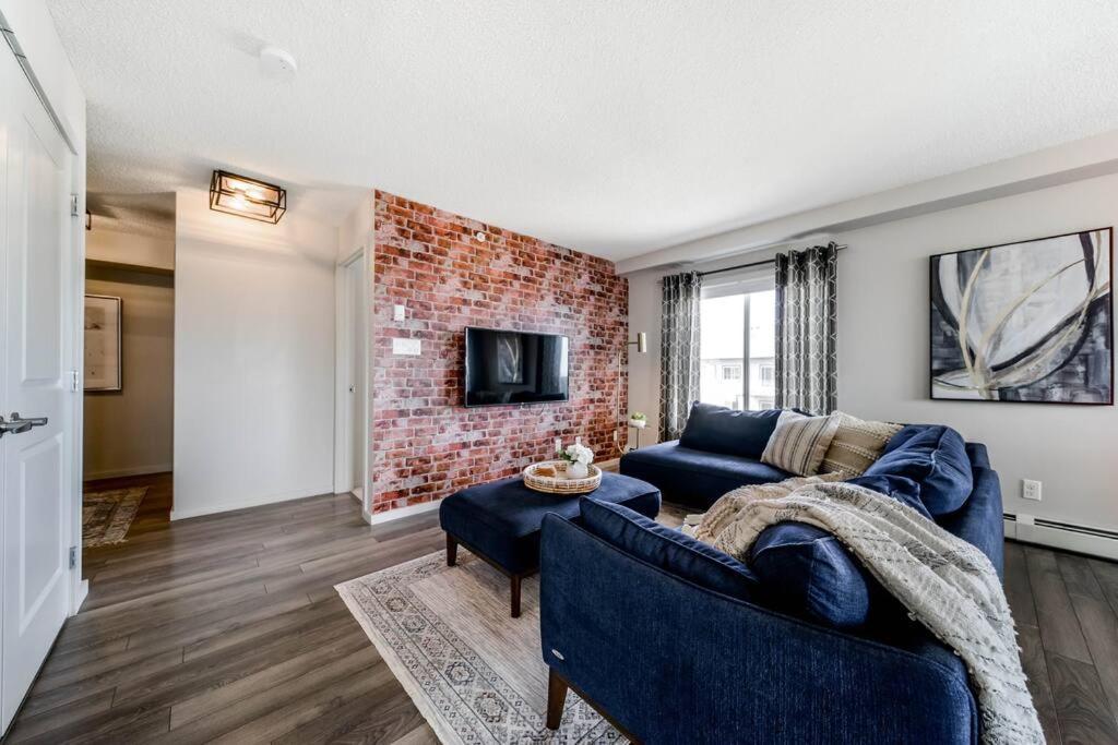 Bright Luxe Condo, Ac, Floor, King Bed, Balcony!