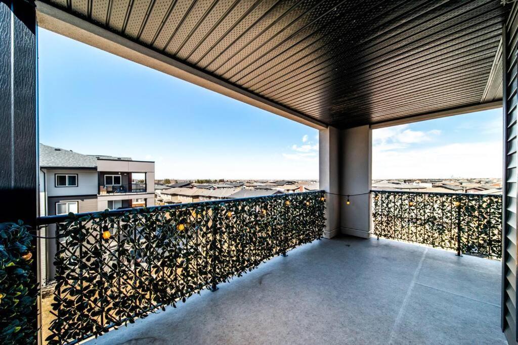 Bright Luxe Condo, Ac, Floor, King Bed, Balcony!
