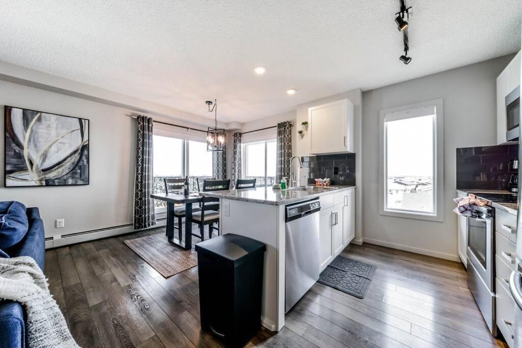 Bright Luxe Condo, Ac, Floor, King Bed, Balcony! * Edmonton