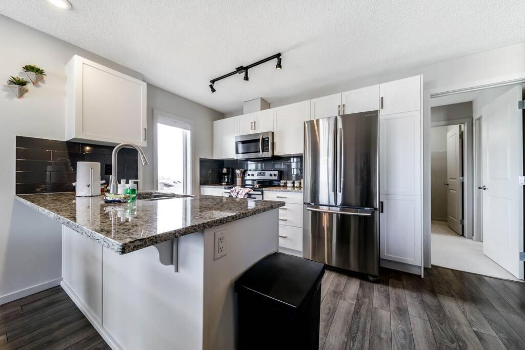 Bright Luxe Condo, Ac, Floor, King Bed, Balcony! Apartment