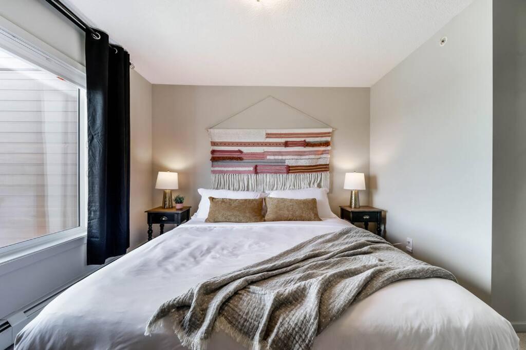 Bright Luxe Condo, Ac, Floor, King Bed, Balcony!
