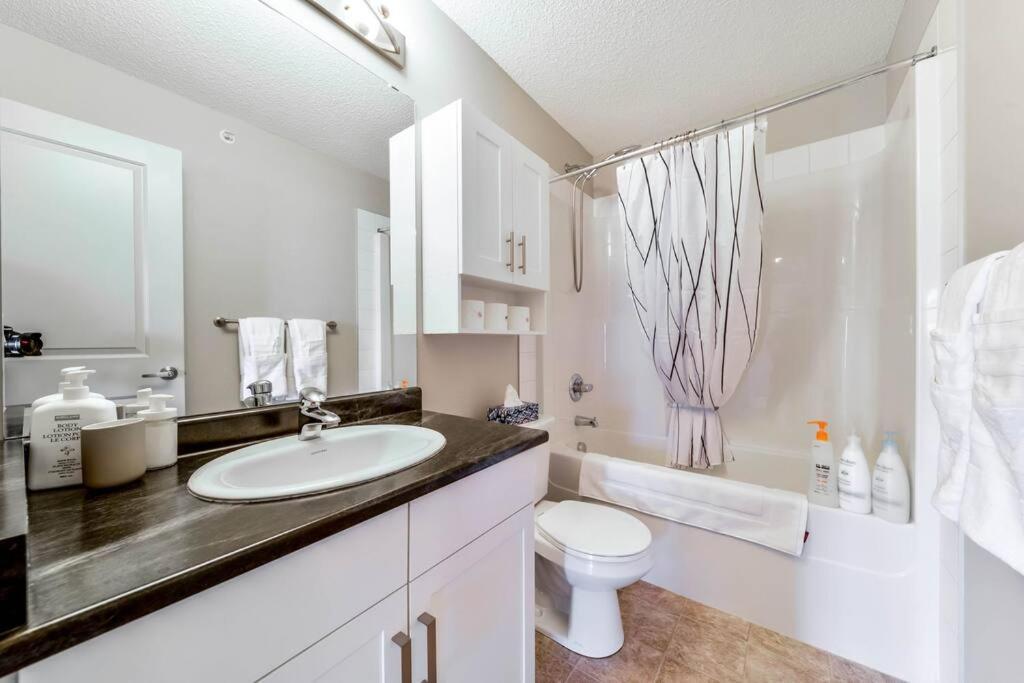 Bright Luxe Condo, Ac, Floor, King Bed, Balcony!