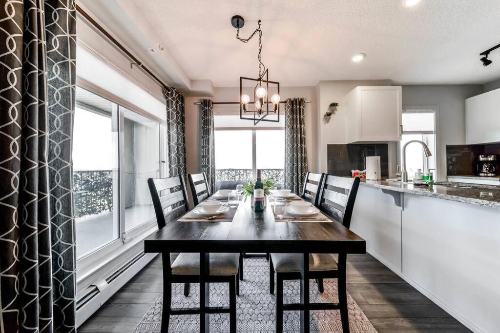 Bright Luxe Condo, Ac, Floor, King Bed, Balcony!