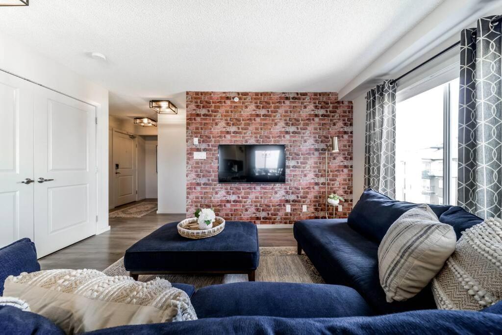 Bright Luxe Condo, Ac, Floor, King Bed, Balcony! Apartment Edmonton