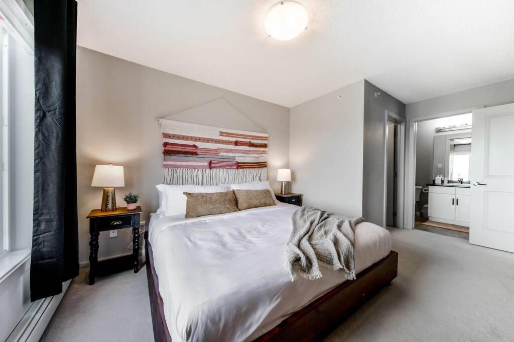 Apartment Bright Luxe Condo, Ac, Floor, King Bed, Balcony! *